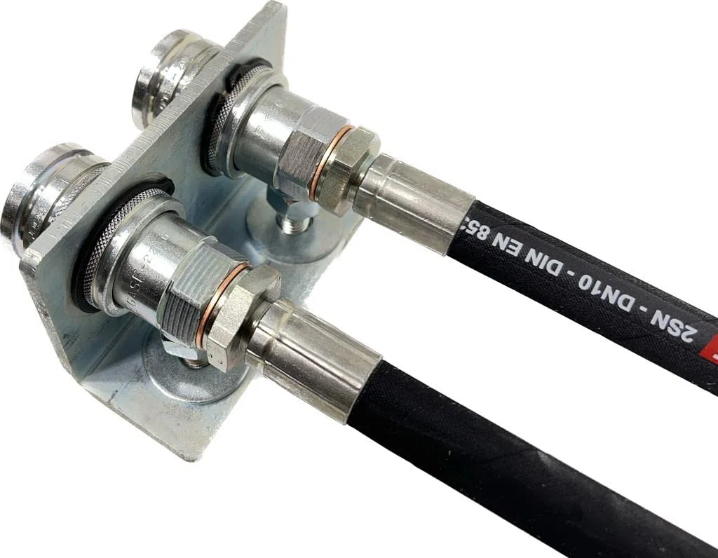 Kit Distributore oleodinamico per trattore 1 leva doppio effetto 3/8" 40 Litri 180 bar completo di innesti rapidi PUSH PULL su piastra di fissaggio e tubi
