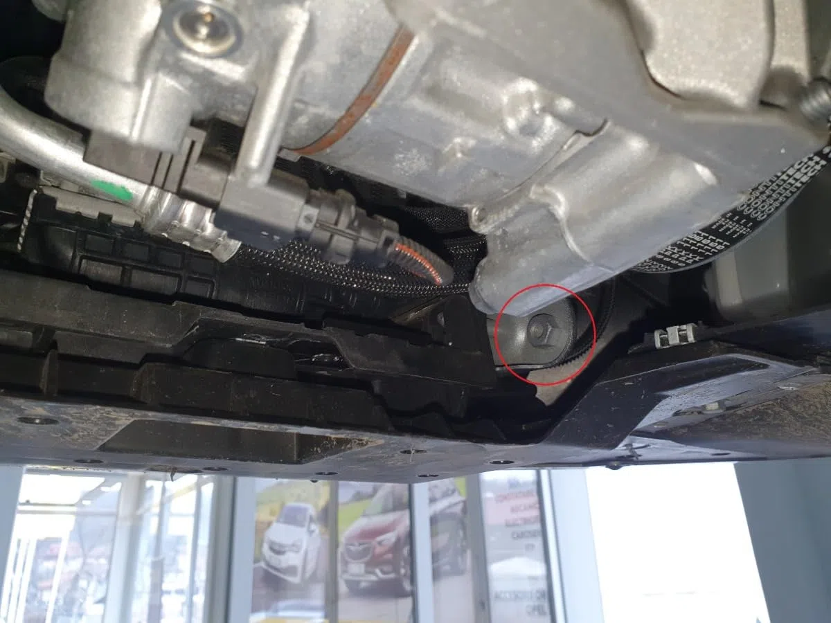 Protezione motore in metallo compatibile con Peugeot 208.