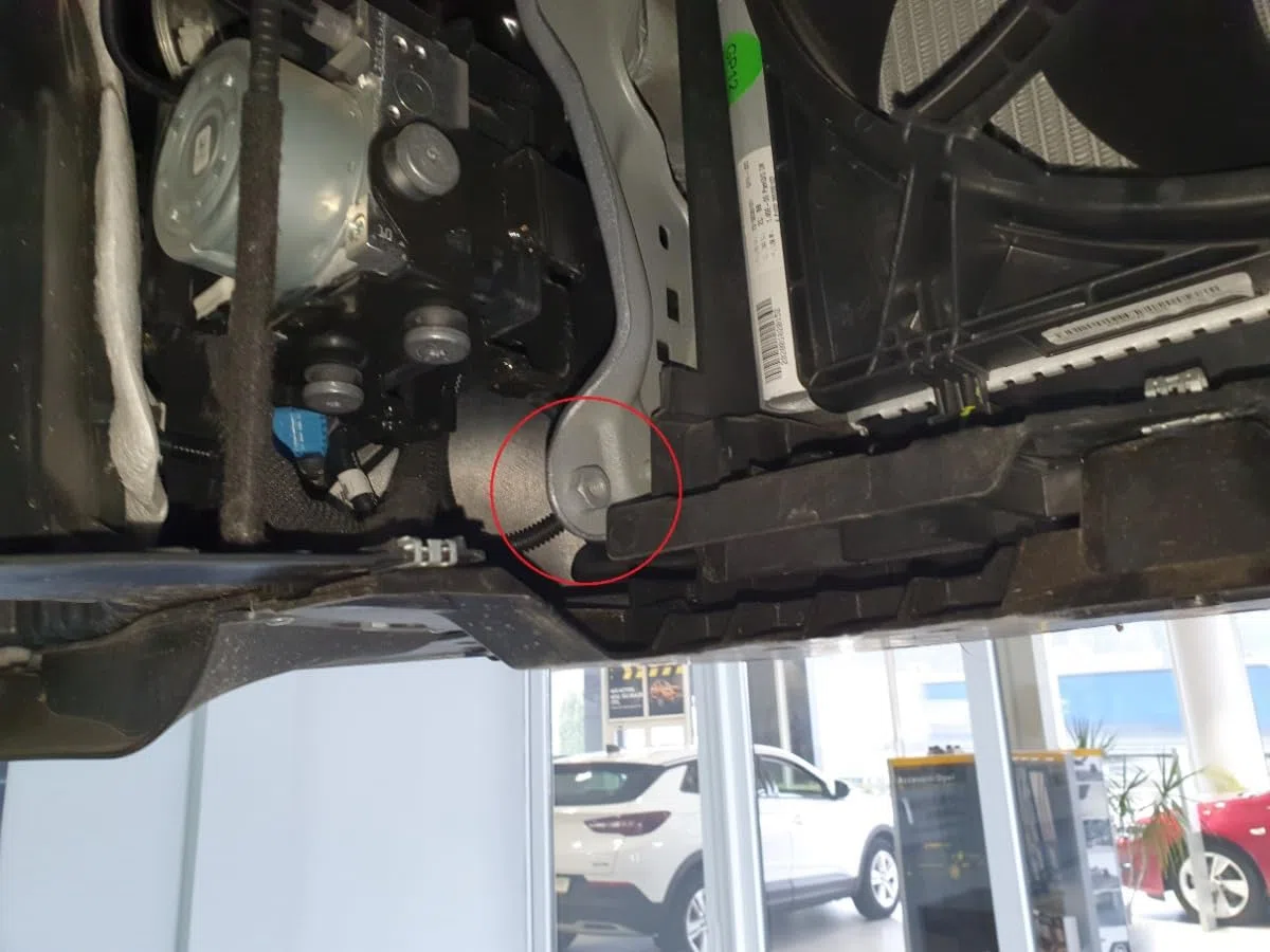 Protezione motore in metallo compatibile con Peugeot 208.