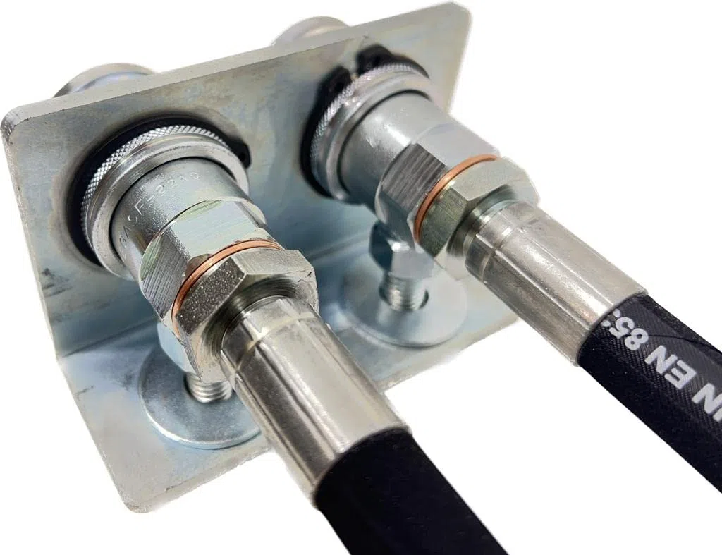 Kit Distributore oleodinamico per trattore 1 leva doppio effetto 3/8" 40 Litri 180 bar completo di innesti rapidi PUSH PULL su piastra di fissaggio e tubi