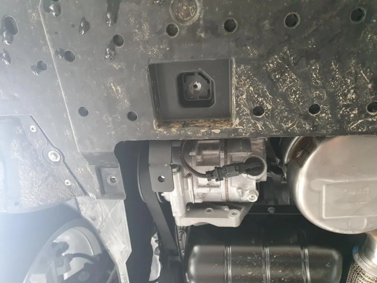 Protezione motore in metallo compatibile con Peugeot 208.