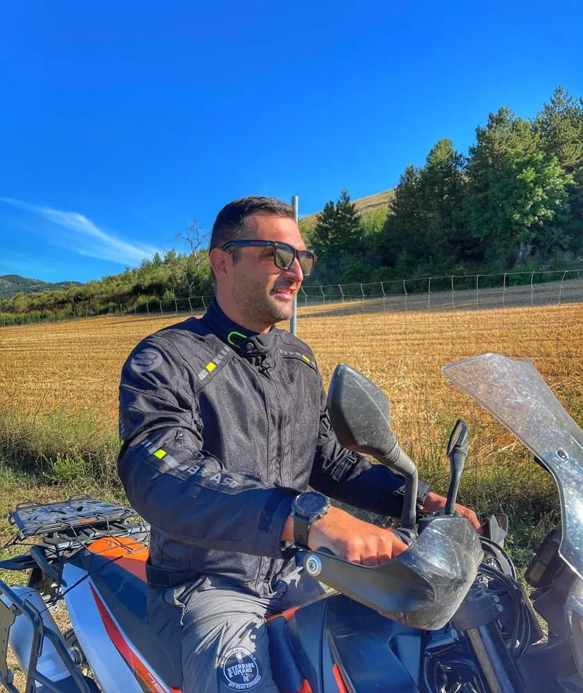 Giacca Moto Estiva IRIS, Giacca da Moto Uomo, Ventilata, Tessuto Tecnico con Inserti in Mesh, con Membrana Anti-Acqua e Anti-Vento, Molti Colori Disponibili