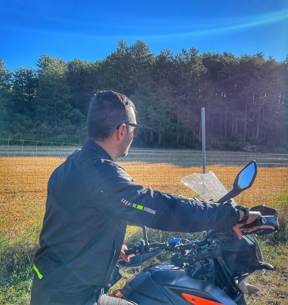 Giacca Moto Estiva IRIS, Giacca da Moto Uomo, Ventilata, Tessuto Tecnico con Inserti in Mesh, con Membrana Anti-Acqua e Anti-Vento, Molti Colori Disponibili