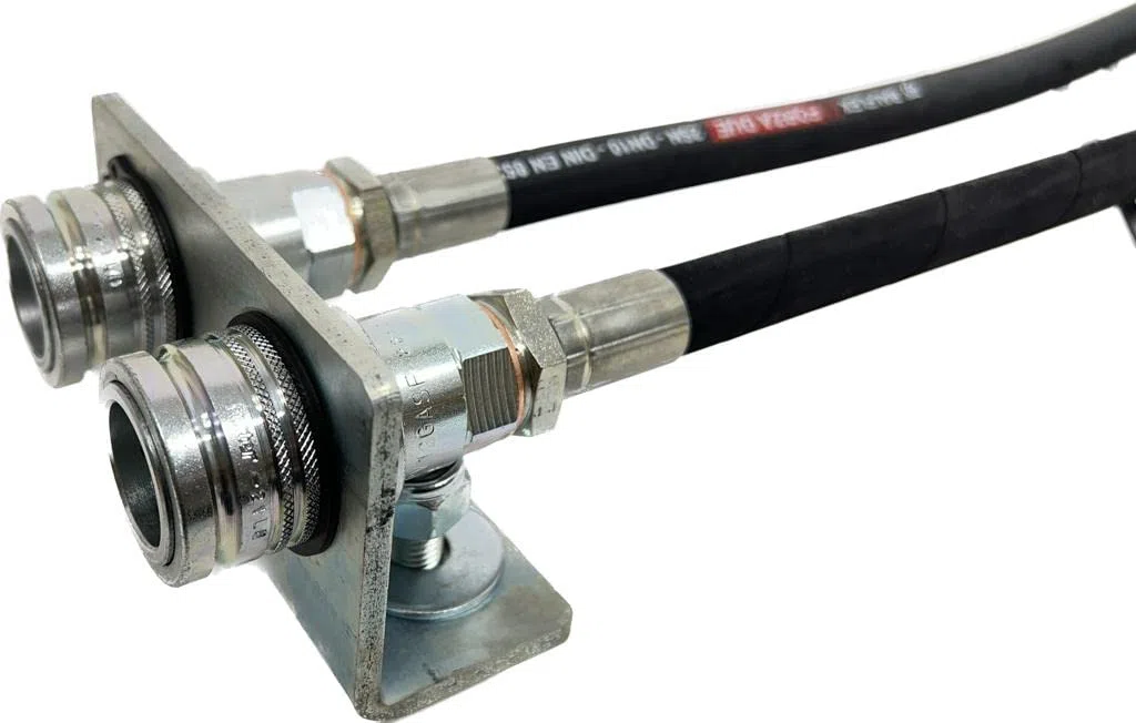 Kit Distributore oleodinamico per trattore 1 leva doppio effetto 3/8" 40 Litri 180 bar completo di innesti rapidi PUSH PULL su piastra di fissaggio e tubi